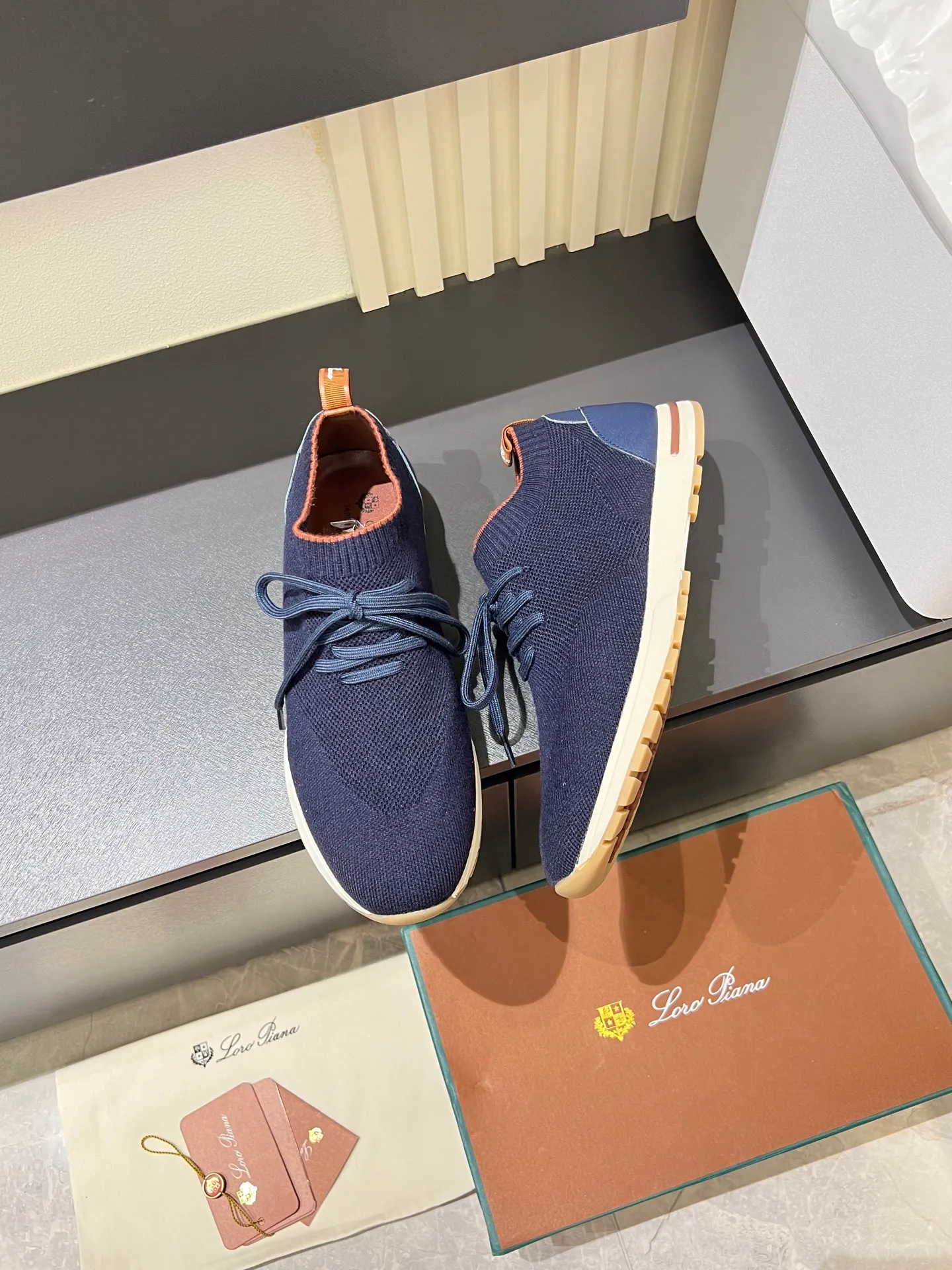 Men's Men's Shoes 💰p380 Loro Men's Shoes 💰piana/Noyo Piana 360 L Men's Shoes 💰p Flexy Walk Men's Sports Shoes These sports shoes are made of knitted wool uppers, and the heel is wrapped in smooth calf leather. Merino sheep are selected from Australia and New Zealand. The upper is machine-woven like a sweater, and then equipped with a white rubber outsole and a Kummel-colored sole. It is both beautiful and non-slip. The fabric is 100% cashmere and the insole is calf leather. It is super comfortable on the feet! Comes with full original packaging! Multiple colors available! Size: 38-44 (45 customized)